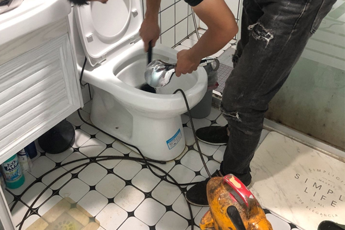 上海马桶堵塞自己疏通还是找师傅？专业上门服务让你省时更省心